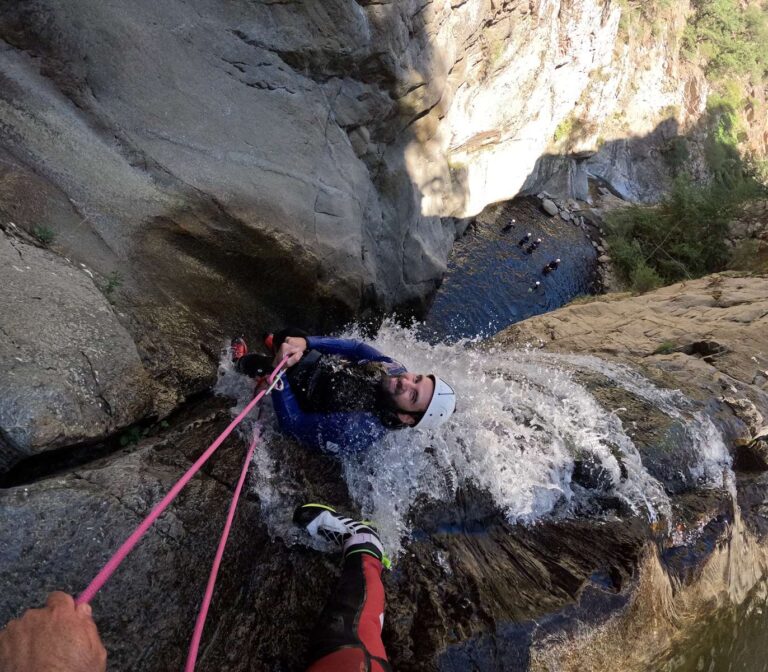 Obstacle en rappel sur corde dans le canyon du Llech