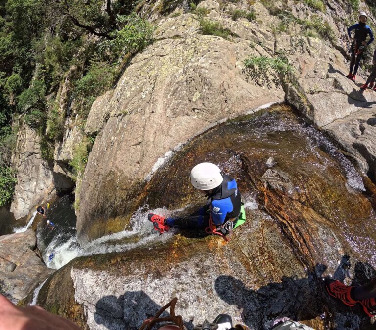 personnage en canyoning au llech